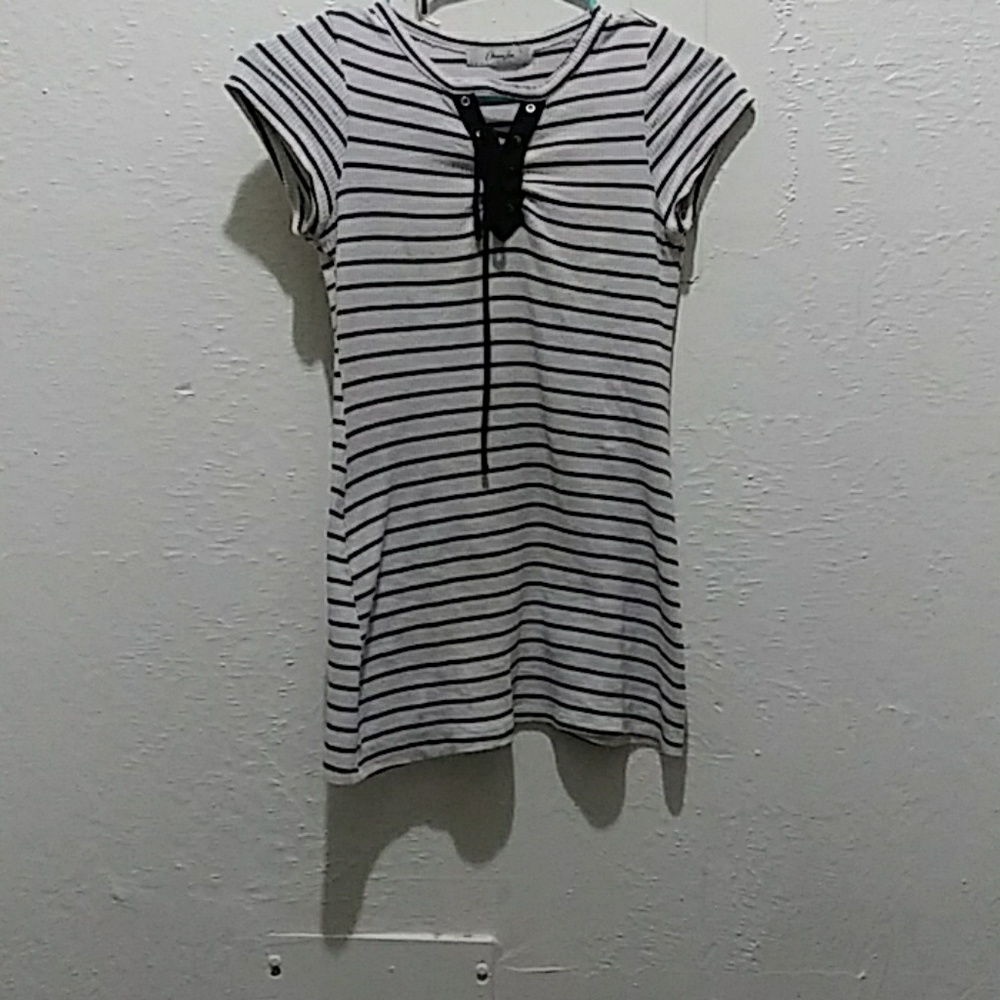 Black and white T-shirt long